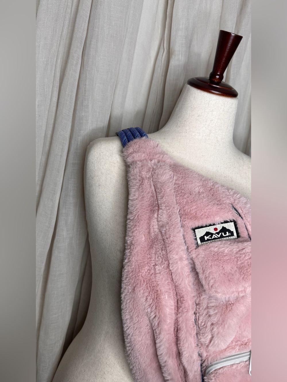 Kavu Rope Fuzz Pink Faux-Fur Crossbody Sling Bag - Picture 2 of 4